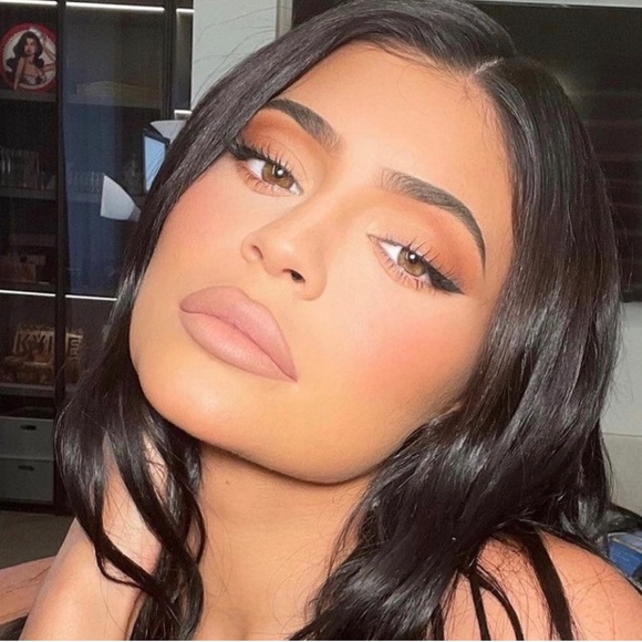 Kylie Velvet Liquid Lipstick & Lip Liner Set 👄 in the shade "𝙱𝙰𝚁𝙴" - Picture 3 of 6